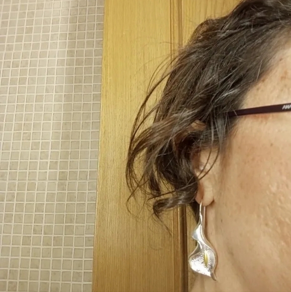 Lily Earrings - Picture 4 of 8